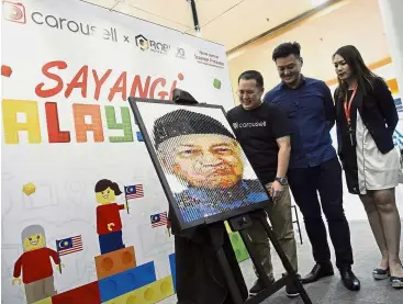  ??  ?? Special work of art: Tang showing Dr Mahathir’s mural together with Zen (second from right) and Sunway Pyramid marketing general manager Amy Hoo Ooi Mei at the exhibition in the shopping complex in Subang Jaya. — Bernama