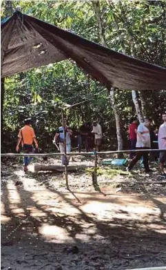  ?? [ FOTO IHSAN PDRM ] ?? Lokasi sabung ayam di hutan Sebuyau di Simunjan yang diserbu polis, kelmarin.