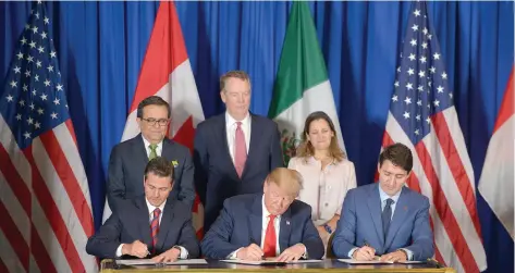  ??  ?? Enrique Peña Nieto, Donald Trump y Justin Trudeau firman la declaració­n presidenci­al del T-MEC, durante la Cumbre del G20 realizada en Buenos Aires.