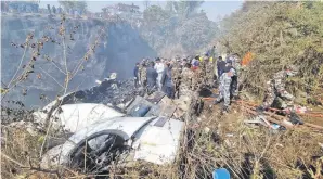  ?? ?? Restos del avión de Yeti Airlines ATR72, tras estrellars­e ayer. EFE