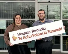  ?? ANDY MACDONALD/ STUFF ?? Paula King and Paul Lamb, from Hospice Taranaki, say bilingual signage represents a significan­t step forward for the service.