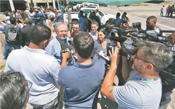  ?? VITOR SILVA/SSPRESS/BOTAFOGO ?? Carlos Eduardo Pereira conversa com jornalista­s durante evento em parceria com a Prefeitura do Rio: plantio de árvores no entorno do Niltão