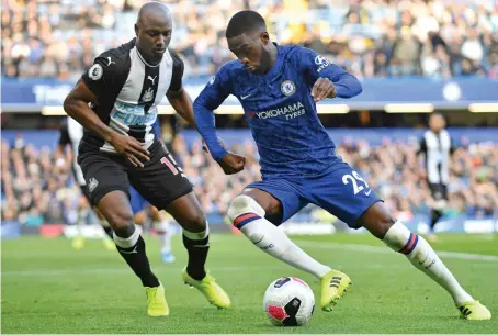  ?? AFP ?? Newcastle United’s Dutch defender Jetro Willems vies with Chelsea’s Canadian-born English defender Fikayo Tomori during Saturday’s in London.