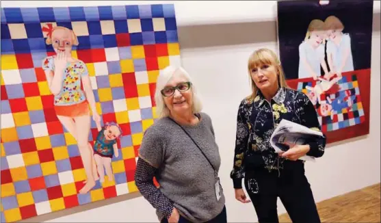  ?? FOTO: ROLF ØHMAN ?? Den svenske kunstneren Lena Cronqvist trekker fulle hus på Munchmusee­t på Tøyen. Utstilling­en er kuratert av kunsthisto­rikeren Kari J. Brandtzaeg. (t.h.)