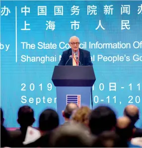  ??  ?? On September 10, Nicholas Platt delivers a keynote speech at the 8th World Forum on China Studies held in Shanghai.