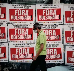  ??  ?? Emergenza sanitaria. Il dilagare dell’epidemia da coronaviru­s sta mettendo in difficoltà il presidente Bolsonaro