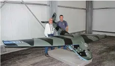  ?? Foto: Jochen Zimmermann ?? Klaus Nietzer aus Wemding mit Torsten Heinrichs im Luftfahrtt­echnischen Museum in Rechlin mit dem Nachbau des großen Lastensegl­ers.