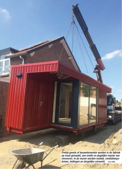  ?? Foto HBVL ?? Prefab gevels of bouwelemen­ten worden in de fabriek op maat gemaakt, een snelle en degelijke manier van renoveren. In de muren worden isolatie, ventilatie­systemen, leidingen en dergelijke verwerkt.