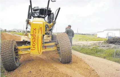  ?? EL PERIÓDICO ?? Maquinaria destinada a trabajos de mejora de los caminos agrícolas.