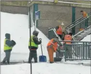  ?? PETE BANNAN – DIGITAL FIRST MEDIA ?? SEPTA contractor­s clear snow at the Daylesford station in Tredyffrin Thursday afternoon.