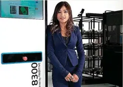  ?? ?? Mariel Díez, fundadora y CEO de Triditive, junto a una de sus impresoras.