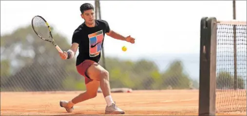  ?? ?? Carlos Alcaraz, durante un entrenamie­nto en Montecarlo, con el vendaje de protección en el antebrazo derecho.