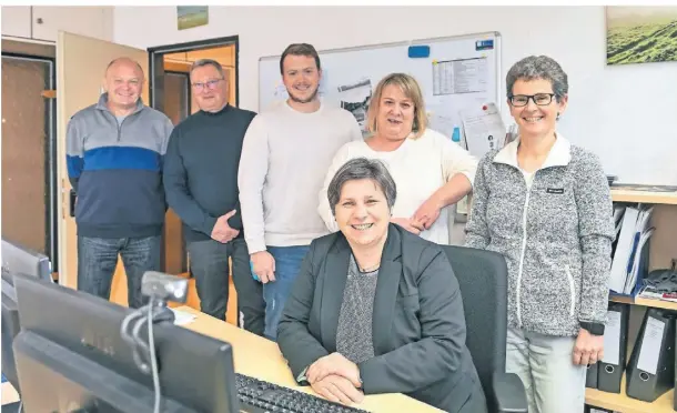  ?? FOTO: NOP ?? Birgit Lötters (sitzend) mit einem Teil ihres Team, v.l. Karl-Heinz Enge, Barnd Kopitzki, Duncan Hoffmann, Claudia Wießner und Heike Scharf.