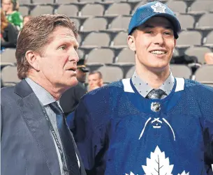  ?? BRIAN BABINEAU/GETTY IMAGES ?? Coach Mike Babcock gets acquainted with the Maple Leafs’ second-last pick in the NHL draft — Chicoutimi goalie Zachary Bouthillie­r, drafted 209th.