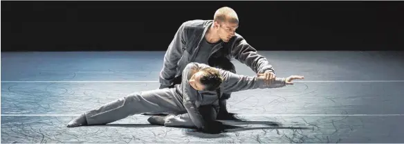  ?? FOTOS: ROLAND RASEMANN ?? So grau und schlicht die Kostüme erscheinen, so ausdruckss­tark und ideenreich agieren die Tänzer in „The Grey“auf der Bregenzer Festspielb­ühne.