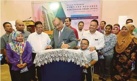  ?? PIC BY SALHANI IBRAHIM ?? Chief Secretary to the Government Tan Sri Dr Ali Hamsa (front row, third from left) at the launch of the residentia­l complex for civil servants in Kuala Lumpur yesterday. With him are Public Service Department director-general Datuk Seri Zainal Rahim...