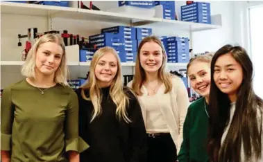  ?? FOTO: JACOB BUCHARD ?? De går andre året på forsknings­linja ved Vågsbygd videregåen­de skole og er nettopp blitt norgesmest­ere i grønt entreprenø­rskap. F.v. Frida Føreland, Tonje Tveitdal, Unni Eline Melvoll, Jenny Leire og Maria Pham.