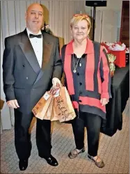  ?? Contribute­d ?? Shirley Woodall and Carlos Ruiz hand out prizes at the 2019 Elks Aidmore charity fashion show.