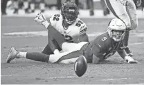  ?? ROB SCHUMACHER/ THE REPUBLIC ?? Cardinals quarterbac­k Sam Bradford watches his fumble roll away in Week 3 of the NFL season.