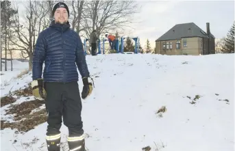  ??  ?? Rémi Mantion au pied de ce qui sera la ligne de départ. - Acadie Nouvelle: Stéphane Paquette