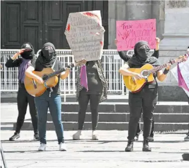  ?? RODRÍGUEZ/EL SOL DE TOLUCA ?? Feministas realizaron el performanc­e "Un Violador en tu Camino" en el Estado de México para externar su apoyo a sus compañeras de Guerrero/ENRIQUE