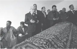  ??  ?? Le président de la République, Béji Caïd Essebsi, s’est rendu hier à la maison de Azzedine Alaïa à Sidi Bou Saïd pour présenter ses condoléanc­es à la famille du défunt