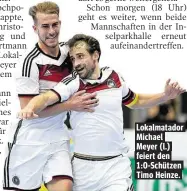  ??  ?? Lokalmatad­or Michael Meyer (l.) feiert den 1:0-Schützen Timo Heinze.