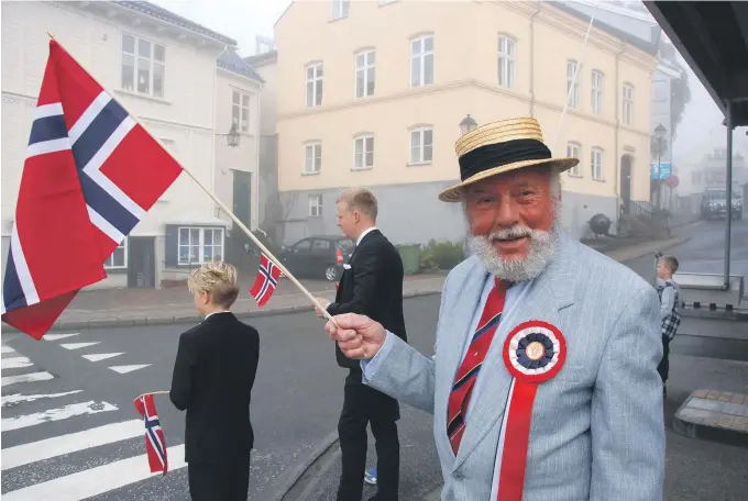  ??  ?? ALLTID PÅ PLASS: Steinar Simonsen har fulgt morgenpros­esjonen på 17. mai i Grimstad siden han flyttet til byen fra Bergen i 1968