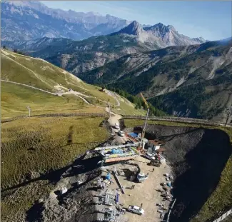  ??  ?? Doté de  pylônes et d’une gare d’arrivée abritée sous la crête, le télésiège débrayable (TSD) Marin Pascal permettra, depuis le front de piste, d’atteindre le sommet du Signal en près de  minutes contre plus de  min auparavant. Son débit:  skieurs par heure.