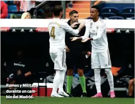  ??  ?? Ramos y Militao, durante un cambio del Madrid.