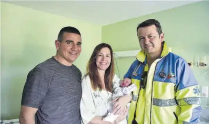  ?? TONI GUDIEL ?? Padres de Kala
Carmelo, Ana Belén y hija, con el médico José María Pascual.