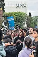  ?? LA VOZ ?? APOYO. Mucha gente en la marcha a favor de las universida­des públicas.