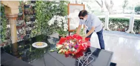  ?? / BONGBONG MARCOS FB PAGE ?? PAYING RESPECTS. Leading presidenti­al candidate Ferdinand “Bongbong” Marcos Jr. lays flowers on the grave of his father, the late President Ferdinand Marcos Sr., at the Libingan ng Mga Bayani in Taguig City, Metro Manila on Wednesday, May 11, 2022.