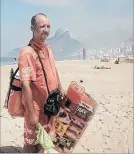 ?? ?? Río de Janeiro. André Luis Soares, vendedor en la playa de Ipanema.