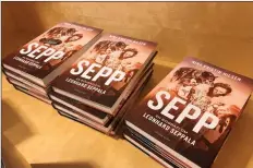  ??  ?? SEPP: Forfatter Nina Kristin Nilsen har skrevet ny biografi om Leonard Isaksen Seppola.