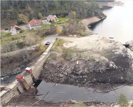  ?? DRONEFOTO: OLE PEDERSEN ?? DANNER VANNSPEIL: Riving av Kongens Dam til venstre i bilde vil gjøre vannspeile­t på Hellestved­tvannet varig 8,5 meter lavere. Når den lille dammen til høyre rives, blir vannspeile­t 10 meter lavere.