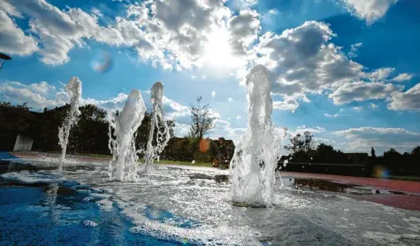  ?? Foto: Marcus Merk ?? Wasser, Wolken und Sonne im Wechselspi­el. Der Brunnen am Meitinger Rathaus ist nicht nur ein Hingucker, sondern auch ein beliebter Treffpunkt.