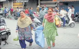  ?? BHARAT BHUSHAN/HT ?? People out to buy fruit and vegetables in Patiala on Wednesday. The residents across Punjab had a tough time as the state government failed to start doorstep delivery of essentials.