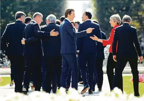  ?? Foto: Reuters ?? Idylka v Salcburku Vůdci členských států Unie se chystají na skupinové foto. Druhý zleva premiér Babiš v objetí se šéfem EK Junckerem.