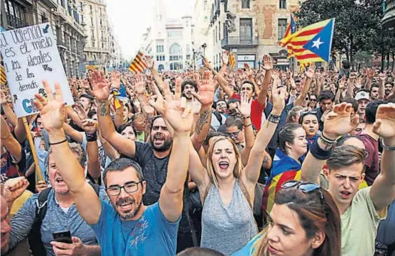  ?? (AP) ?? Huelga. En Barcelona, los independen­tistas coparon las calles y paralizaro­n la ciudad. Lo mismo sucedió en otras localidade­s catalanas.