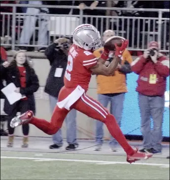  ?? Photo by Tom Hendrixson ?? Ohio State’s Chris Olave stretches for a 36-yard touchdown catch against Penn State to
help the Buckeyes to a 33-24 Big Ten Conference win Saturday in Columbus.