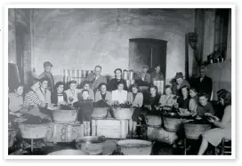  ??  ?? ANTICA TRADIZIONE Una foto del 1947 che ritrae le donne della Valnerina intente a lavare e selezionar­e i tartufi.