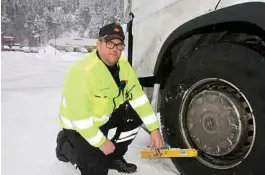  ?? FOTO: KNUT HEGGENES ?? KONTROLLER: Leder av tungbilgru­ppa i øvre Telemark og Buskerud, Thore Paulsen, forteller at de har satt hjullås på flere vogntog den siste tiden.