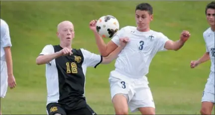  ?? GENE WALSH — DIGITAL FIRST MEDIA ?? Lansdale Catholic’s Matt McDonald and La Salle’s Derek Hammel position themselves to receive the ball Friday.