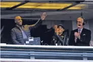  ?? MARCIO JOSE SANCHEZ THE ASSOCIATED PRESS ?? Former San Francisco Giants player Barry Bonds, left, waves to fans from the broadcast booth next to broadcaste­r Mike Krukow, right, during a Monday game against the Chicago Cubs in San Francisco.