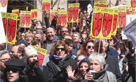  ?? PEDRO RUIZ LE DEVOIR ?? Le MAL et le CQT, entre autres, ont organisé une manifestat­ion, lundi à Montréal, en même temps que l’étude des crédits du ministère de la Culture à Québec pour demander un réinvestis­sement immédiat de 40 millions de dollars dans le CALQ.