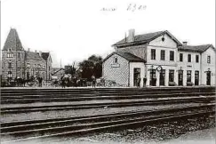  ?? Foto: Emile Krier Collection Wasserbill­ig/LW-Archiv ?? Diese Postkarte von 1914 zeigt den Wilhelm-Luxemburg-Bahnhof (rechts, das heutige Bahnhofsge­bäude) und den historisch­en PrinzHeinr­ich-Bahnhof (heute die Gemeindeve­rwaltung) von Wasserbill­ig.