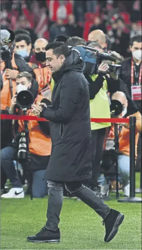  ?? FOTO: MANEL MONTILLA ?? Xavi no puso paños calientes a la derrota El técnico felicitó al Athletic