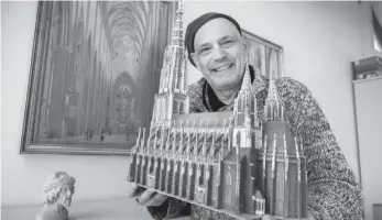 ?? FOTO: ROLAND RASEMANN ?? Michael Hilbert mit einem Modell des Ulmer Münsters.