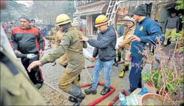  ?? BIPLOV BHUYAN/HT PHOTO ?? Fire safety personnel carry an injured person to an ambulance from Karol Bagh’s Hotel Arpit Palace.